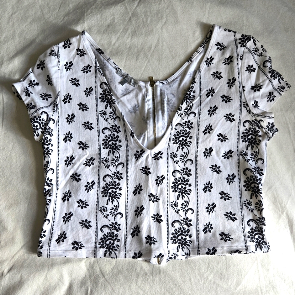 Woman's Vintage Charlotte Russe Top Size L Used White/Black
